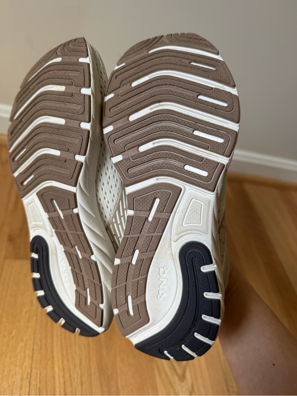 Brooks Women's Anthem 6 Athletic Running Shoes - Picture 5 of 7
